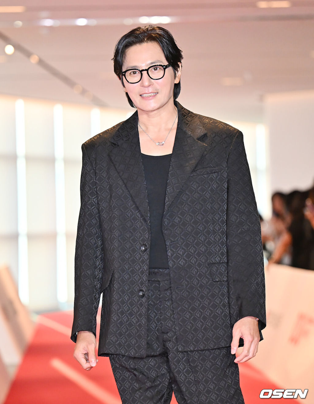 18일 부산 해운대구 시그니엘 부산에서 제34회 부일영화상이 열렸다.1958년 3월 27일 부산 국제극장에서 제1회 시상식이 개최된 후 부산 지역 최대의 문화행사로 자리잡았으나 1970년대 들어 한국 영화계가 불황을 겪게 되면서 1973년 제16회를 마지막으로 중단되었다. 1996년 시작된 부산국제영화제의 성공으로 부산이 영상 산업 도시로 부각되는 흐름 속에서 2008년 35년만에 부활하여 부산국제영화제 기간 중에 개최하고 있다.장동건이 레드 카펫을 밟고 입장하고 있다. 2025.09.18 / foto0307@osen.co.kr