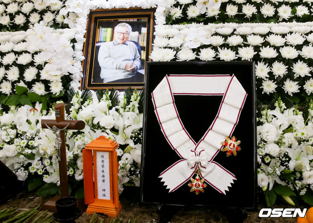 [OSEN=사진팀]지난 25일 별세한 고(故) 이순재 배우(향년 91세)에게 정부가 ‘금관문화훈장(1등급)'을 추서했다.문화훈장은 문화예술 발전과 국민 문화 향유에 기여한 공적이 뚜렷한 자에게 수여하는 훈장이다. 배우가 금관문화훈장에 이름을 올리는 것은 2021년 윤여정, 2022년 이정재에 이어 3년 만이다.故이순재는 25일 새벽 세상을 떠났다. 고인의 빈소는 서울아산병원 장례식장 30호실에 마련됐다. 발인은 27일 오전 6시 20분 엄수되며, 장지는 이천 에덴낙원이다.고인의 제단에 금관문화훈장에 놓여 있다. 2025.11.26/photo@osen.co.kr<사진=사진공동취재단>