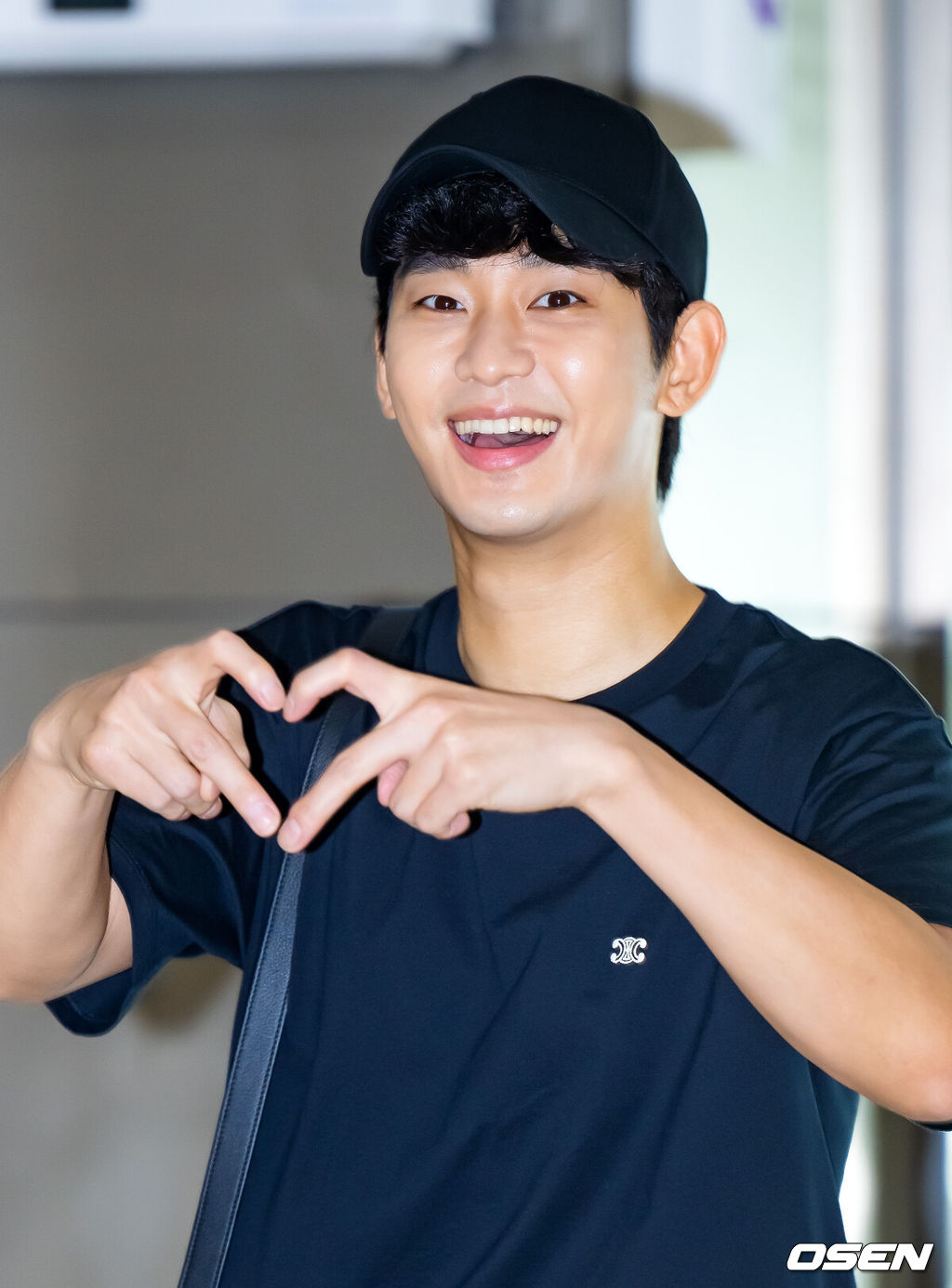 20일 오후 배우 김수현이 해외 일정을 위해 서울 김포국제공항을 통해 일본 도쿄에서 출국했다.배우 김수현이 출국장을 향하며 포즈를 취하고 있다. 2024.06.20 / rumi@osen.co.kr