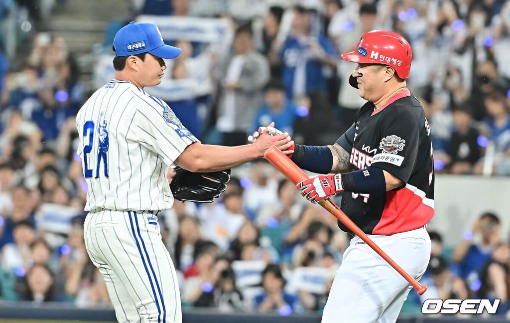 30일 대구삼성라이온즈파크에서 2025 신한 SOL 뱅크 KBO 리그 삼성 라이온즈와 KIA 타이거즈의 경기가 열렸다. 홈팀 삼성은 후라도가, 방문팀 KIA는 김태형이 선발 출전했다. 삼성 라이온즈 오승환이 9회초 KIA 타이거즈 최형우를 삼진으로 잡고 인사를 하고 있다. 2025.09.30 / foto0307@osen.co.kr