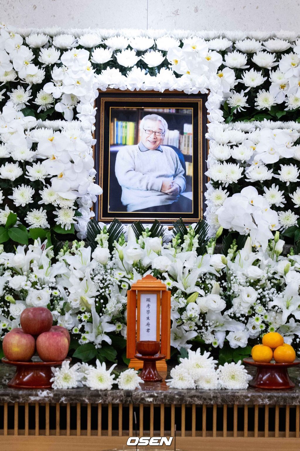 [OSEN=사진팀] 원로배우 故 이순재의 의 빈소가 25일 서울아산병원 장례식장에 마련됐다. 발인은 27일 오전 6시 20분, 장지는 경기 이천 에덴낙원이다. 故 이순재는 국내 최고령 현역 배우로 70년 가까이 다양한 연극과 드라마, 영화, 예능을 넘나들며 활약했다. 최근까지 연극 '고도를 기다리며를 기다리며'와 KBS 2TV 드라마 '개소리' 출연하는 등 활동을 이어갔다. 2025.11.25 / photo@osen.co.kr   <사진=사진공동취재단>