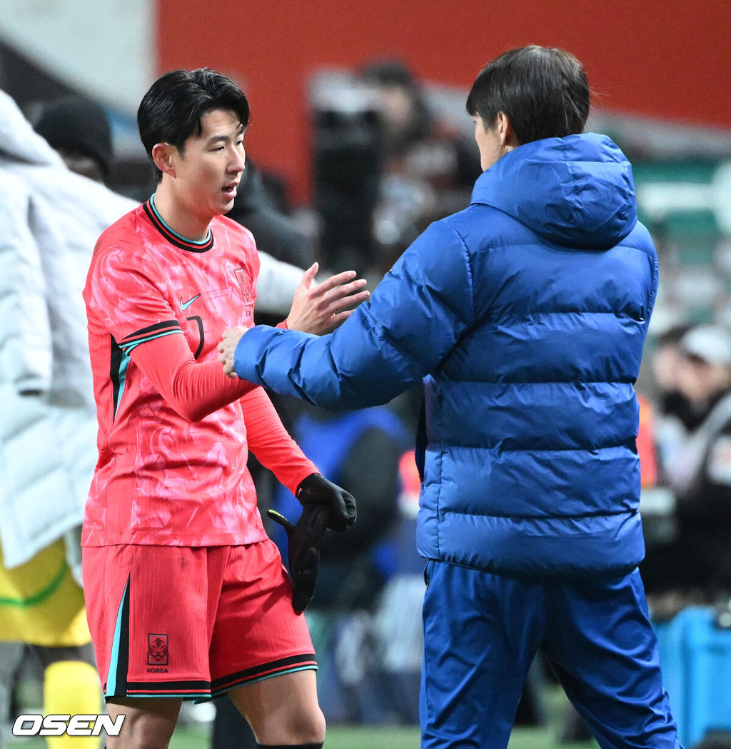 홍명보호가 어려운 경기 끝에 2025년 마지막 A매치를 승리로 장식했다.홍명보 감독이 이끄는 한국 축구대표팀은 18일 오후 8시 서울월드컵경기장에서 열린 11월 A매치 두 번째 친선경기에서 '아프리카 강호' 가나를 상대로 1-0 승리했다.내달 2026 국제축구연맹(FIFA) 북중미 월드컵 조 추첨을 앞두고 열리는 마지막 평가전이었다. 한국은 가나까지 잡아내면서 사상 최초로 월드컵 포트 2를 확정하게 됐다.후반 대한민국 손흥민이 교체되며 홍명보 감독과 하이파이브를 나누고 있다. 2025.11.18 /sunday@osen.co.kr