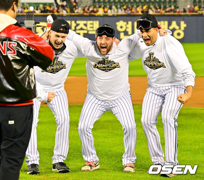  [OSEN=잠실, 민경훈 기자] 2025 시즌 통합 우승을 거머쥔 LG 트윈스가 1일 오후 서울 잠실야구장에서 ‘한국시리즈 통합우승 IN 잠실' 행사를 가졌다.이날 행사에는 팬들을 위한 트로피 퍼포먼스, 선수단 그라운드 행진, 비하인드 스몰토크, 선수단 샴페인 샤워, 이벤트 매치 등 다양한 프로그램이 펼쳐졌다.LG 외인 톨허스트, 오스틴, 치리노스가 우승의 기쁨을 만끽하고 있다. 2025.11.01 / rumi@osen.co.kr