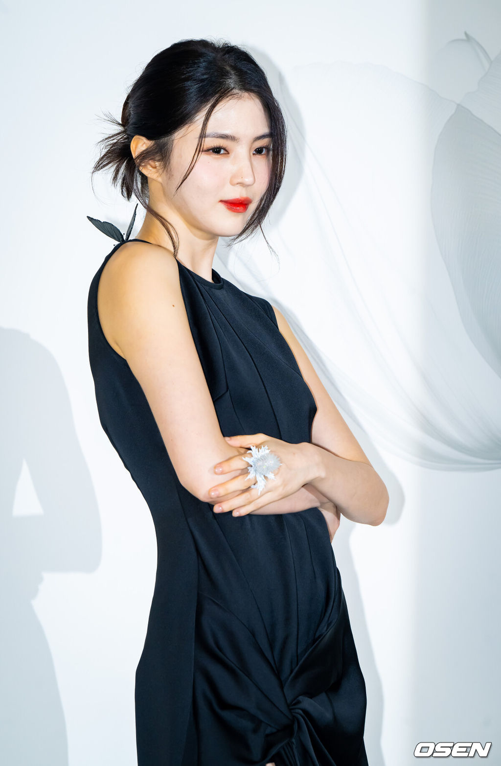 21일 오후 서울 삼청동 디아트 스튜디오에서 부쉐론 2025 까르뜨 블랑슈 하이 쥬얼리 컬렉션 '임퍼머넌스' 행사가 진행됐다.<br /><br />이날행사에는 NCT 마크와 배우 한소희가 참석해 자리를 빛냈다.<br /><br />배우 한소희가 포즈를 취하고 있다.   2025.10.21 / soul1014@osen.co.kr