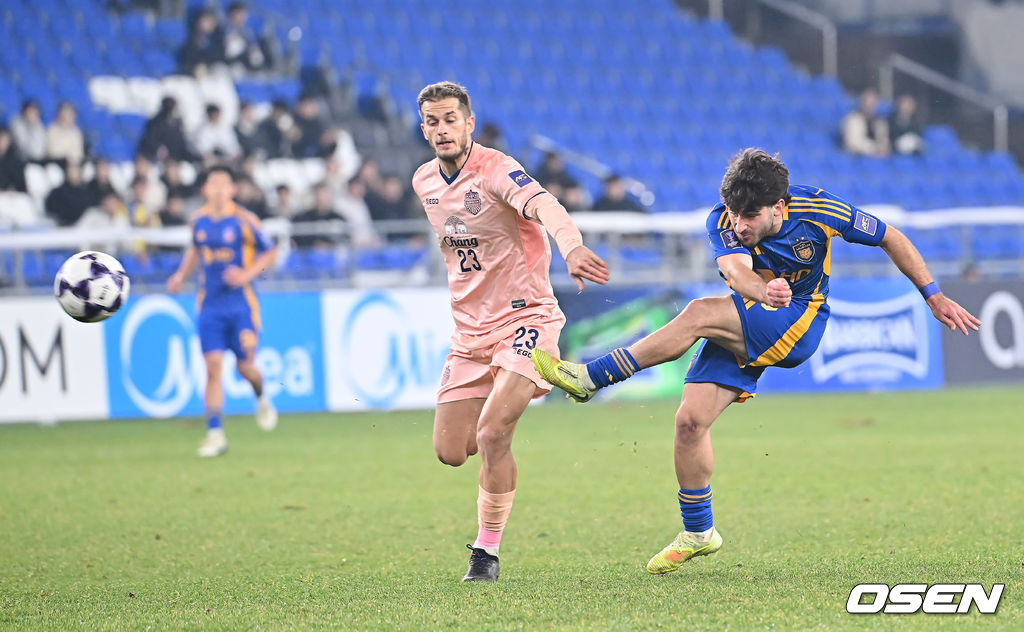 26일 울산 문수축구경기장에서 2025∼2026 아시아축구연맹 챔피언스리그 엘리트(ACLE) 리그 스테이지 5차전 울산 HD와 부리람 유나이티드 FC의 경기가 열렸다. 울산은 ACLE에서 4위권 성적을 내고도 K리그 잔류가 걸린 제주전 총력 대비로 부리람전에 힘을 쏟기 어려운 상황이다.울산 HD 라카바가 부리람 유나이티드 FC 차우시치의 마크를 피해 강력한 왼발 슛을 날리고 있다. 2025.11.26 / foto0307@osen.co.kr