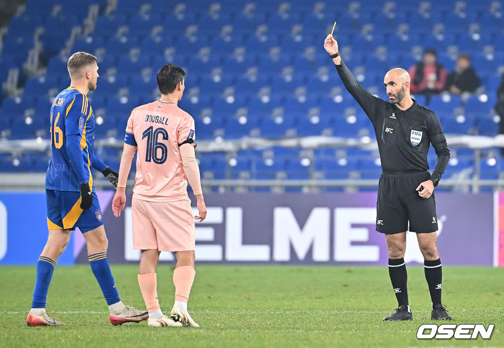 26일 울산 문수축구경기장에서 2025∼2026 아시아축구연맹 챔피언스리그 엘리트(ACLE) 리그 스테이지 5차전 울산 HD와 부리람 유나이티드 FC의 경기가 열렸다. 울산은 ACLE에서 4위권 성적을 내고도 K리그 잔류가 걸린 제주전 총력 대비로 부리람전에 힘을 쏟기 어려운 상황이다.울산 HD 트로야크가 경고를 받고 있다. 2025.11.26 / foto0307@osen.co.kr
