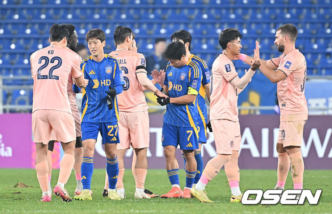 [OSEN=울산, 이석우 기자] 26일 울산 문수축구경기장에서 2025∼2026 아시아축구연맹 챔피언스리그 엘리트(ACLE) 리그 스테이지 5차전 울산 HD와 부리람 유나이티드 FC의 경기가 열렸다.  울산은 ACLE에서 4위권 성적을 내고도 K리그 잔류가 걸린 제주전 총력 대비로 부리람전에 힘을 쏟기 어려운 상황이다.0-0 무승부를 기록한 양팀 선수들이 인사를 나누고 있다. 2025.11.26 / foto0307@osen.co.kr