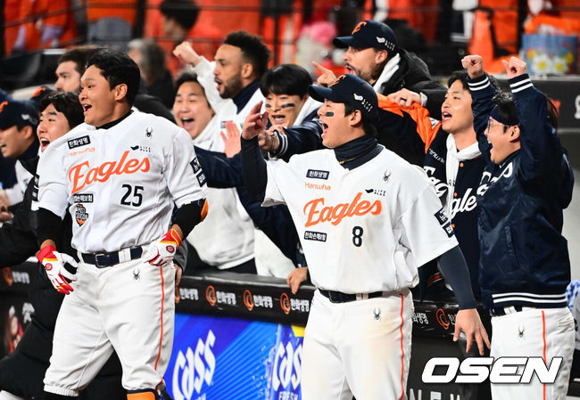 [OSEN=대전, 지형준 기자] 프로야구 한화 이글스는 29일 대전 한화생명볼파크에서 열린 2025 신한 SOL뱅크 KBO 한국시리즈 3차전 LG 트윈스와의 경기에서 7-3 역전승을 거뒀다. 8회말 2사 만루에서 한화 심우준의 역전 2타점 적시 2루타에 더그아웃의 선수들이 기뻐하고 있다. 2025.10.29 /jpnews@osen.co.kr