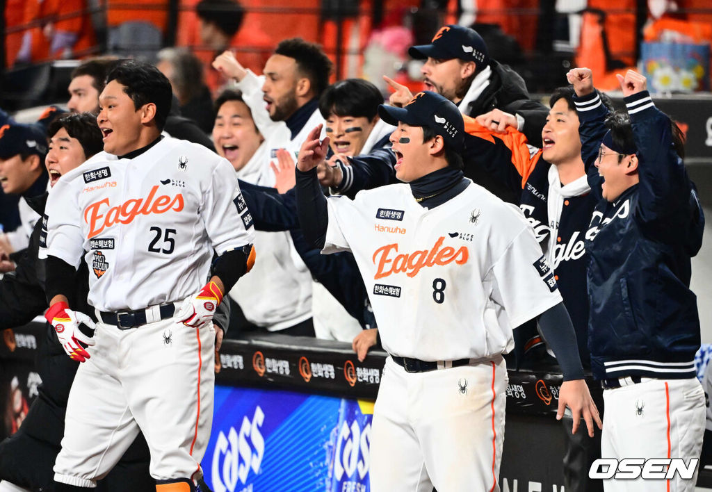 프로야구 한화 이글스는 29일 대전 한화생명볼파크에서 열린 2025 신한 SOL뱅크 KBO 한국시리즈 3차전 LG 트윈스와의 경기에서 7-3 역전승을 거뒀다. 8회말 2사 만루에서 한화 심우준의 역전 2타점 적시 2루타에 더그아웃의 선수들이 기뻐하고 있다. 2025.10.29 /jpnews@osen.co.kr