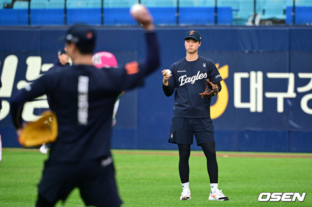 22일 대구 삼성라이온즈파크에서 2025 신한 SOL Bank KBO리그 포스트시즌 플레이오프 4차전 삼성 라이온즈와 한화 이글스의 경기가 열린다. 한화 엄상백이 훈련을 하고 있다. 2025.10.22 /cej@osen.co.kr