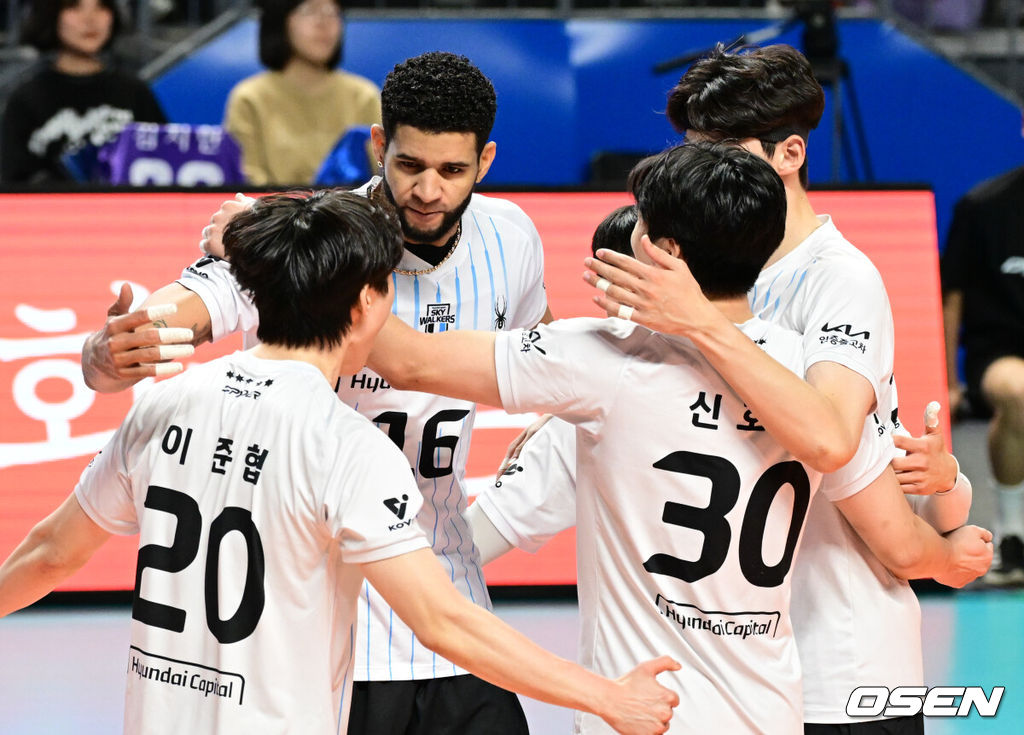 26일 서울 장충체육관에서 프로배구 진에어 2025~26 V리그 우리카드와 현대캐피탈의 경기가 열렸다.현대캐피탈은 우리카드를 상대로 세트스코어 3-1(25-23, 23-25, 25-18, 25-23) 승리를 거두며 3연패를 탈출했다.현대캐피탈이 승리를 기뻐하고 있다. 2025.11.26/cej@osen.co.kr