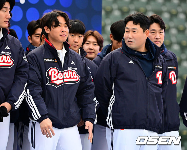 [OSEN=잠실, 지형준 기자] 프로야구 두산 베어스가 23일 오후 서울 잠실야구장에서 ‘2025 곰들의 모임’을 개최했다.곰들의 모임은 한 시즌 동안 변함없는 응원을 보내준 최강 10번타자 팬들에게 감사의 마음을 전하기 위해 마련된 팬 페스티벌이다.박찬호, 양의지가 이야기를 나누고 있다. 2025.11.23 /jpnews@osen.co.kr