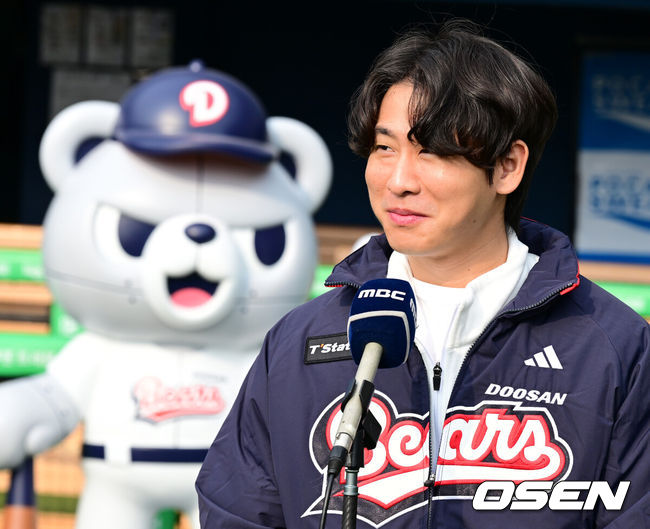 [OSEN=잠실, 지형준 기자] 프로야구 두산 베어스가 23일 오후 서울 잠실야구장에서 ‘2025 곰들의 모임’을 개최했다.곰들의 모임은 한 시즌 동안 변함없는 응원을 보내준 최강 10번타자 팬들에게 감사의 마음을 전하기 위해 마련된 팬 페스티벌이다.4년 최대 80억 원 초대형 FA 계약을 통해 두산으로 이적한 박찬호가 행사에 앞서 방송 인터뷰를 하고 있다. 2025.11.23 /jpnews@osen.co.kr