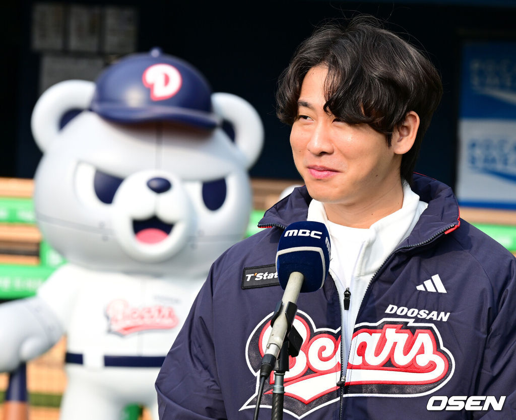 프로야구 두산 베어스가 23일 오후 서울 잠실야구장에서 ‘2025 곰들의 모임’을 개최했다.곰들의 모임은 한 시즌 동안 변함없는 응원을 보내준 최강 10번타자 팬들에게 감사의 마음을 전하기 위해 마련된 팬 페스티벌이다.4년 최대 80억 원 초대형 FA 계약을 통해 두산으로 이적한 박찬호가 행사에 앞서 방송 인터뷰를 하고 있다. 2025.11.23 /jpnews@osen.co.kr