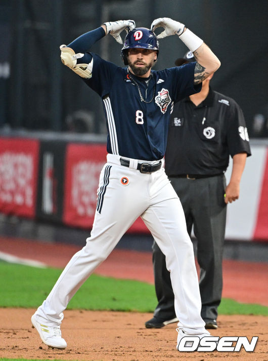 [OSEN=수원, 조은정 기자]9일 오후 수원 KT 위즈 파크에서 ‘2025 신한 SOL BANK KBO리그’ KT 위즈와 두산베어스의 경기가 열렸다. 이날 경기 KT는 소형준을, 두산은 곽빈을 선발투수로 내세웠다.1회말 무사 1,2루 두산 케이브가 선취타를 날린 뒤 세리머니를 하고 있다. 2025.09.09 /cej@osen.co.kr