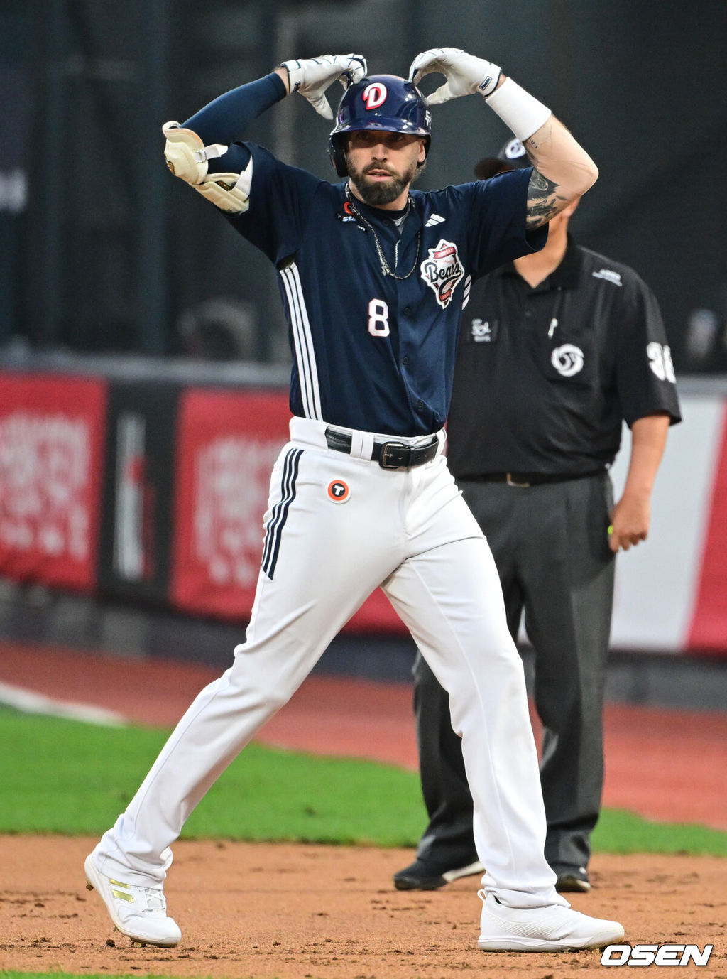 9일 오후 수원 KT 위즈 파크에서 ‘2025 신한 SOL BANK KBO리그’ KT 위즈와 두산베어스의 경기가 열렸다. 이날 경기 KT는 소형준을, 두산은 곽빈을 선발투수로 내세웠다.1회말 무사 1,2루 두산 케이브가 선취타를 날린 뒤 세리머니를 하고 있다. 2025.09.09 /cej@osen.co.kr