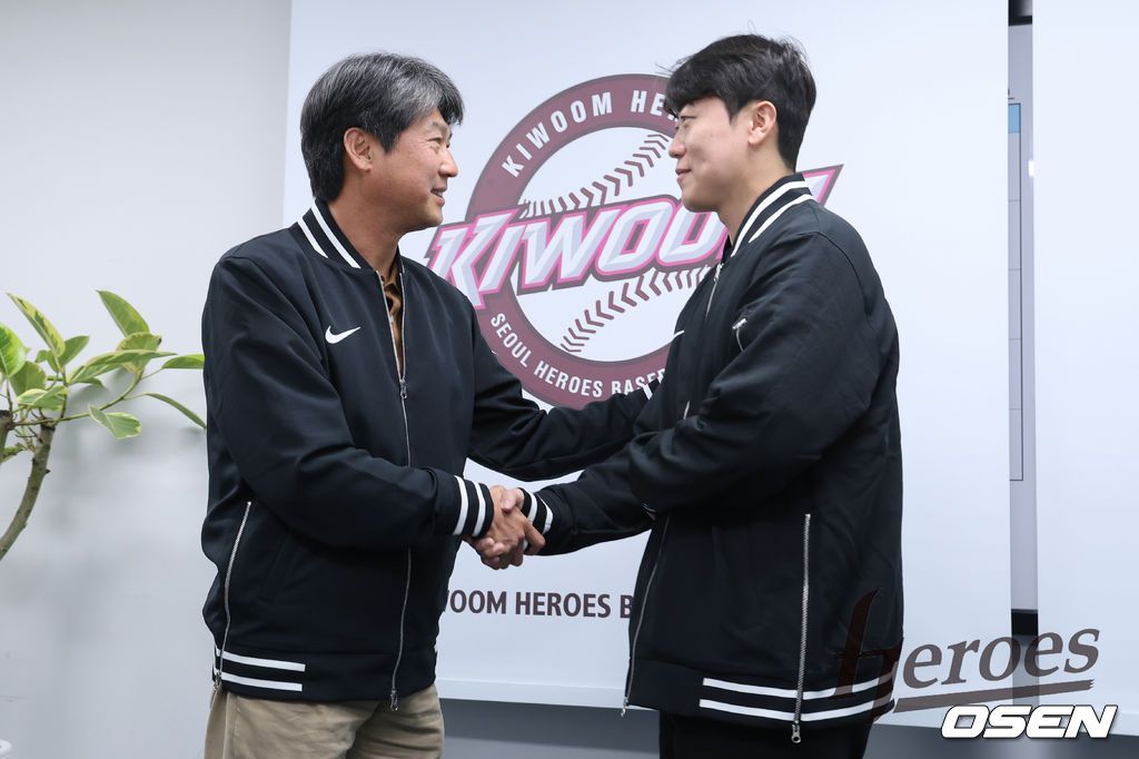 키움 히어로즈 설종진 감독과 박진형. /키움 히어로즈 제공