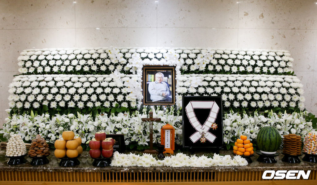 [OSEN=사진팀]지난 25일 별세한 고(故) 이순재 배우(향년 91세)에게 정부가 ‘금관문화훈장(1등급)'을 추서했다.문화훈장은 문화예술 발전과 국민 문화 향유에 기여한 공적이 뚜렷한 자에게 수여하는 훈장이다. 배우가 금관문화훈장에 이름을 올리는 것은 2021년 윤여정, 2022년 이정재에 이어 3년 만이다.故이순재는 25일 새벽 세상을 떠났다. 고인의 빈소는 서울아산병원 장례식장 30호실에 마련됐다. 발인은 27일 오전 6시 20분 엄수되며, 장지는 이천 에덴낙원이다.고인의 제단에 금관문화훈장에 놓여 있다. 2025.11.26/photo@osen.co.kr<사진=사진공동취재단>