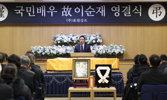 故 이순재의 영결식과 및 발인이 27일 오전 서울 송파구 서울아산병원 장례식장에서 엄수됐다.영결식은 배우 정보석이 사회를 맡고 배우 김영철과 하지원이 추도사를 맡아 의미를 더했다. 정보석은 레전드 시트콤으로 회자되는 '거침없이 하이킥'에서 이순재의 극 중 사위로 등장했고, 하지원은 이순재의 연극 무대들을 챙겨보며 팬클럽 회장을 자처했던 터. 고인의 발자취를 함께 해온 후배 연기자들의 추모가 의미를 더했다.배우 김영철이 추도사를 하고 있다. 2025.11.27/cej@osen.co.kr