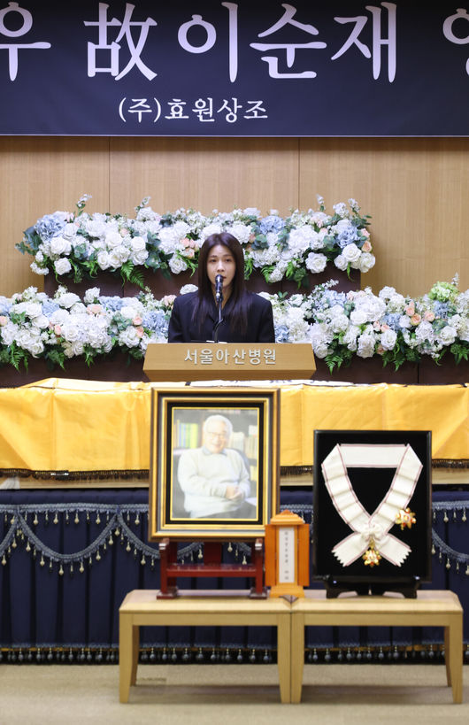 故 이순재의 영결식과 및 발인이 27일 오전 서울 송파구 서울아산병원 장례식장에서 엄수됐다.영결식은 배우 정보석이 사회를 맡고 배우 김영철과 하지원이 추도사를 맡아 의미를 더했다. 특히 정보석은 레전드 시트콤으로 회자되는 '거침없이 하이킥'에서 이순재의 극 중 사위로 등장했고, 하지원은 이순재의 연극 무대들을 챙겨보며 팬클럽 회장을 자처했던 터. 고인의 발자취를 함께 해온 후배 연기자들의 추모가 의미를 더했다.배우 하지원이 영결식에서 추도사를 하고 있다. 2025.11.27/cej@osen.co.kr