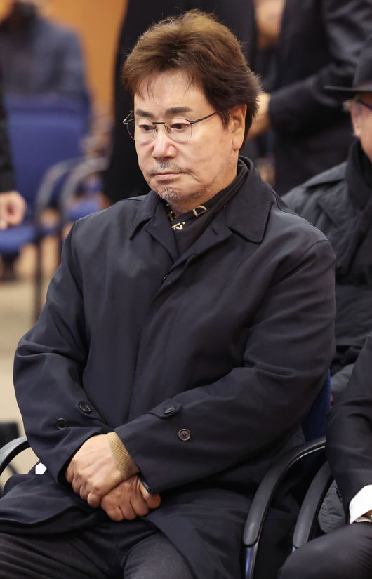 故 이순재의 영결식과 및 발인이 27일 오전 서울 송파구 서울아산병원 장례식장에서 엄수됐다.영결식은 배우 정보석이 사회를 맡고 배우 김영철과 하지원이 추도사를 맡아 의미를 더했다. 정보석은 레전드 시트콤으로 회자되는 '거침없이 하이킥'에서 이순재의 극 중 사위로 등장했고, 하지원은 이순재의 연극 무대들을 챙겨보며 팬클럽 회장을 자처했던 터. 고인의 발자취를 함께 해온 후배 연기자들의 추모가 의미를 더했다.배우 유동근이 故 이순재의 영결식에서 고인의 마지막 길을 배웅하고 있다. 2025.11.27/cej@osen.co.kr