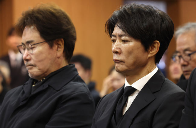 故 이순재의 영결식과 및 발인이 27일 오전 서울 송파구 서울아산병원 장례식장에서 엄수됐다.영결식은 배우 정보석이 사회를 맡고 배우 김영철과 하지원이 추도사를 맡아 의미를 더했다. 정보석은 레전드 시트콤으로 회자되는 '거침없이 하이킥'에서 이순재의 극 중 사위로 등장했고, 하지원은 이순재의 연극 무대들을 챙겨보며 팬클럽 회장을 자처했던 터. 고인의 발자취를 함께 해온 후배 연기자들의 추모가 의미를 더했다.배우 유동근, 최수종이 故 이순재의 영결식에서 고인의 마지막 길을 배웅하고 있다. 2025.11.27/cej@osen.co.kr