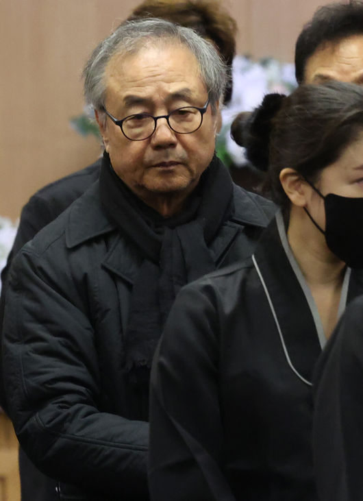 故 이순재의 영결식과 및 발인이 27일 오전 서울 송파구 서울아산병원 장례식장에서 엄수됐다.영결식은 배우 정보석이 사회를 맡고 배우 김영철과 하지원이 추도사를 맡아 의미를 더했다. 정보석은 레전드 시트콤으로 회자되는 '거침없이 하이킥'에서 이순재의 극 중 사위로 등장했고, 하지원은 이순재의 연극 무대들을 챙겨보며 팬클럽 회장을 자처했던 터. 고인의 발자취를 함께 해온 후배 연기자들의 추모가 의미를 더했다.배우 정동환이 故 이순재의 영결식에서 고인을 애도하고 있다. 2025.11.27/cej@osen.co.kr