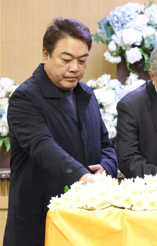 故 이순재의 영결식과 및 발인이 27일 오전 서울 송파구 서울아산병원 장례식장에서 엄수됐다.영결식은 배우 정보석이 사회를 맡고 배우 김영철과 하지원이 추도사를 맡아 의미를 더했다. 정보석은 레전드 시트콤으로 회자되는 '거침없이 하이킥'에서 이순재의 극 중 사위로 등장했고, 하지원은 이순재의 연극 무대들을 챙겨보며 팬클럽 회장을 자처했던 터. 고인의 발자취를 함께 해온 후배 연기자들의 추모가 의미를 더했다.배우 이원종이 故 이순재의 영결식에서 헌화하고 있다. 2025.11.27/cej@osen.co.kr