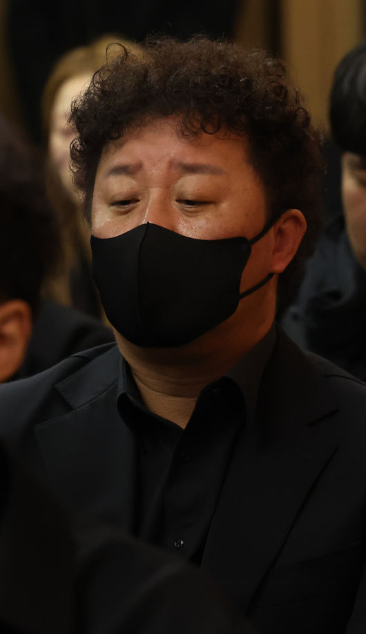 故 이순재의 영결식과 및 발인이 27일 오전 서울 송파구 서울아산병원 장례식장에서 엄수됐다.영결식은 배우 정보석이 사회를 맡고 배우 김영철과 하지원이 추도사를 맡아 의미를 더했다. 정보석은 레전드 시트콤으로 회자되는 '거침없이 하이킥'에서 이순재의 극 중 사위로 등장했고, 하지원은 이순재의 연극 무대들을 챙겨보며 팬클럽 회장을 자처했던 터. 고인의 발자취를 함께 해온 후배 연기자들의 추모가 의미를 더했다.배우 정준하가 故 이순재의 영결식에서 고인의 마지막 길을 배웅하고 있다. 2025.11.27/cej@osen.co.kr