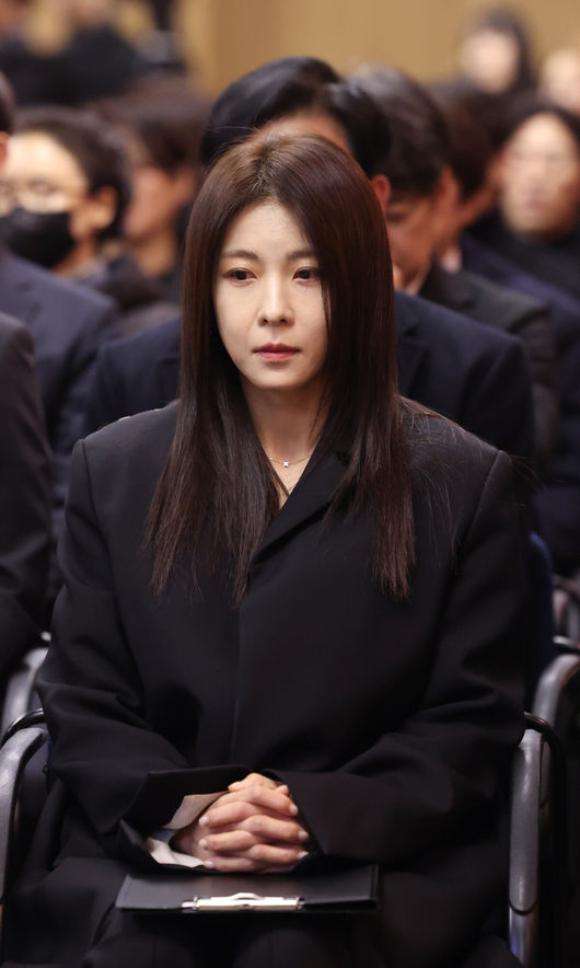 故 이순재의 영결식과 및 발인이 27일 오전 서울 송파구 서울아산병원 장례식장에서 엄수됐다.영결식은 배우 정보석이 사회를 맡고 배우 김영철과 하지원이 추도사를 맡아 의미를 더했다. 정보석은 레전드 시트콤으로 회자되는 '거침없이 하이킥'에서 이순재의 극 중 사위로 등장했고, 하지원은 이순재의 연극 무대들을 챙겨보며 팬클럽 회장을 자처했던 터. 고인의 발자취를 함께 해온 후배 연기자들의 추모가 의미를 더했다.배우 하지원이 故 이순재의 영결식에서 고인의 마지막 길을 배웅하고 있다. 2025.11.27/cej@osen.co.kr