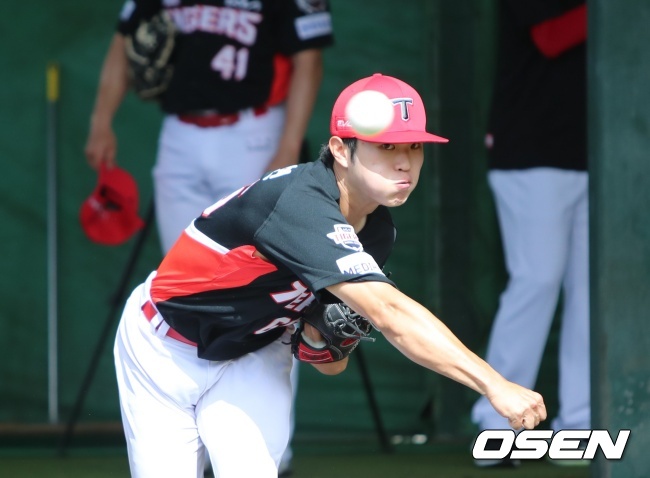 오키나와 마무리캠프에서 불펜투구를 하고 있다./KIA 타이거즈 제공 