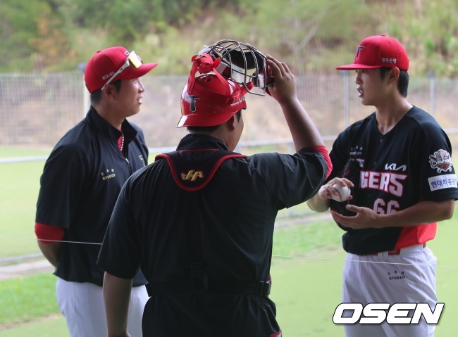 마무리캠프에서 다카하시 켄 2군 코치와 이야기를 나누고 있다./OSEN DB