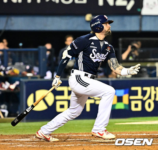 [OSEN=잠실, 지형준 기자] 30일 서울 잠실구장에서 ‘2025 신한 SOL Bank KBO리그’ LG 트윈스와 두산 베어스의 시즌 16차전이 열렸다. LG는 송승기, 두산은 콜어빈이 선발로 나섰다. 9회초 1사 1,2루에서 두산 케이브가 2타점 적시 2루타를 날리고 있다. 2025.09.30 /jpnews@osen.co.kr