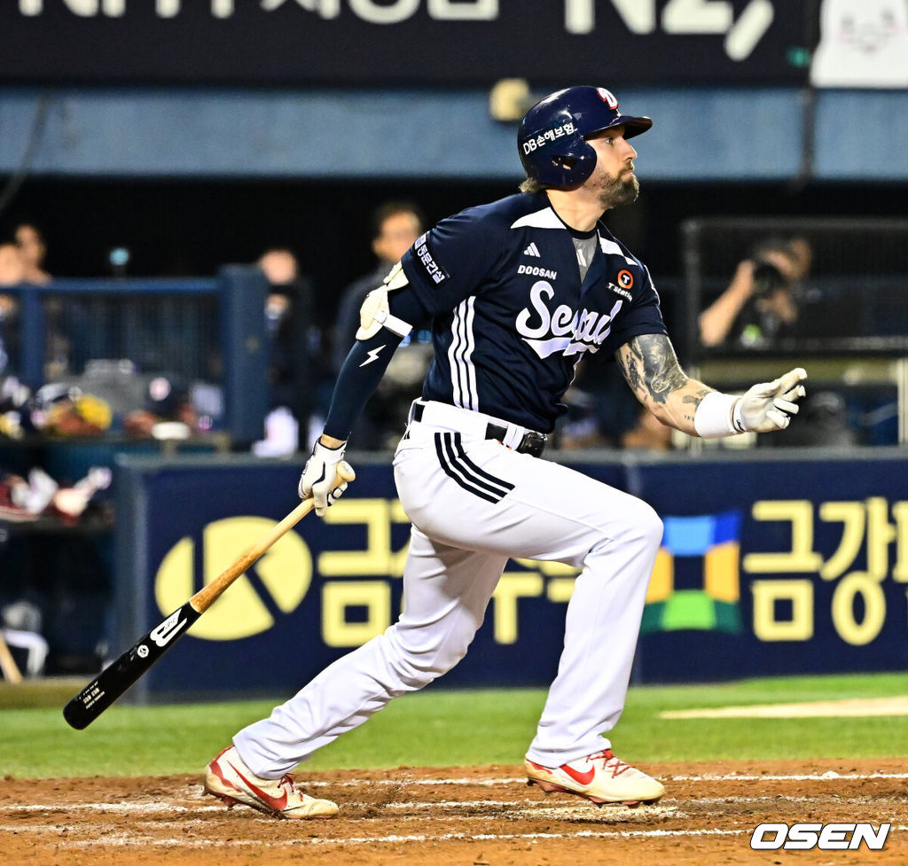 30일 서울 잠실구장에서 ‘2025 신한 SOL Bank KBO리그’ LG 트윈스와 두산 베어스의 시즌 16차전이 열렸다. LG는 송승기, 두산은 콜어빈이 선발로 나섰다. 9회초 1사 1,2루에서 두산 케이브가 2타점 적시 2루타를 날리고 있다. 2025.09.30 /jpnews@osen.co.kr