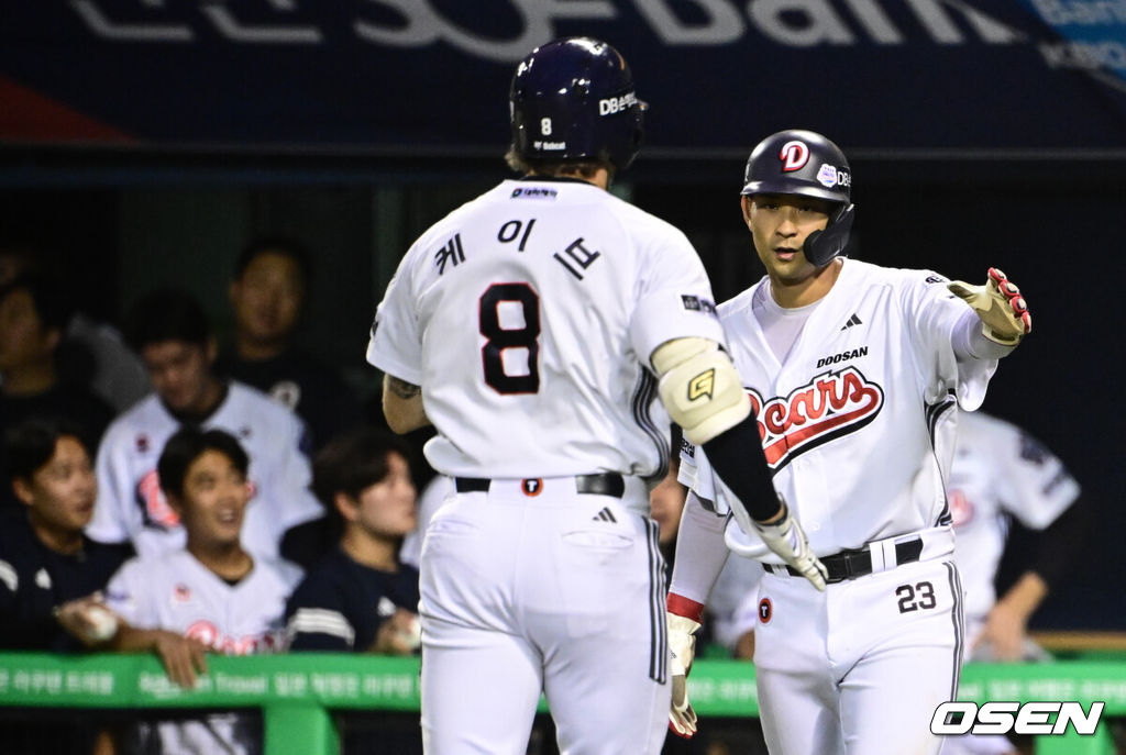 28일 오후 서울 잠실구장에서 ‘2025 신한 SOL Bank KBO리그’ 두산 베어스와 삼성 라이온즈의 경기가 열렸다.두산은 최민석, 삼성은 최원태를 선발로 내세웠다.2회말 2사 1루 두산 케이브가 투런 홈런을 날린 뒤 베이스를 돌고 있다. 2025.08.28 /cej@osen.co.kr