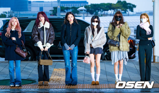 [OSEN=인천공항, 민경훈 기자] 그룹 아이브(IVE)가 27일 오전 해외 일정차 인천국제공항을 통해 출국했다.아이브는 이날 2025 MAMA AWARDS(2025 마마 어워즈) 참석하기 위해 홍콩으로 출국했다.아이브가 출국장으로 향하고 있다. 2025.11.27 /rumi@osen.co.kr