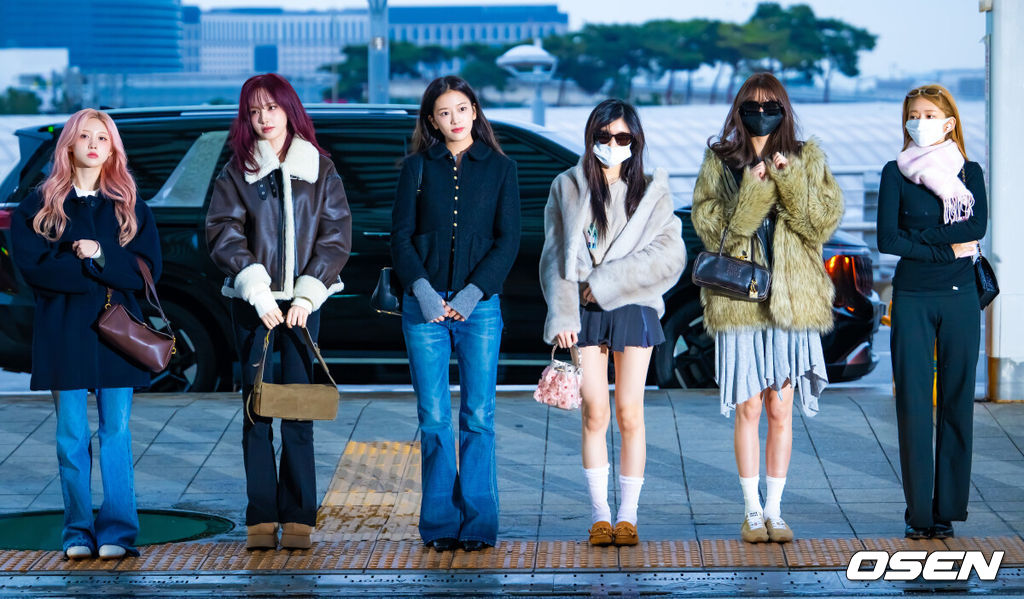 그룹 아이브(IVE)가 27일 오전 해외 일정차 인천국제공항을 통해 출국했다.아이브는 이날 2025 MAMA AWARDS(2025 마마 어워즈) 참석하기 위해 홍콩으로 출국했다.아이브가 출국장으로 향하고 있다. 2025.11.27 /rumi@osen.co.kr