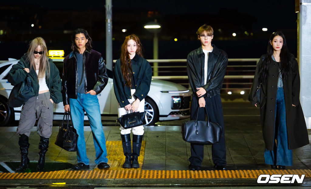 그룹 올데이 프로젝트(ALLDAY PROJECT, 올데프)가 27일 오전 해외 일정차 인천국제공항을 통해 출국했다.올데이프로젝트는 이날 2025 MAMA AWARDS(2025 마마 어워즈) 참석하기 위해 홍콩으로 출국했다.올데이프로젝트가 출국장으로 향하고 있다. 2025.11.27 /rumi@osen.co.kr