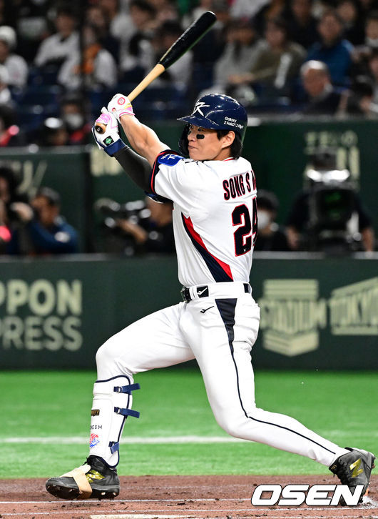 [OSEN=도쿄(일본), 조은정 기자] 16일 오후 일본 도쿄돔에서  ‘2025 NAVER K-BASEBALL SERIES’ 대한민국과 일본의 2차전 경기가 열렸다.한국은 정우주, 일본은 카네마루 유메토를 선발투수로 내세웠다.1회말 2사에서 대한민국 송성문이 내야안타를 치고 있다. 2025.11.16 /cej@osen.co.kr