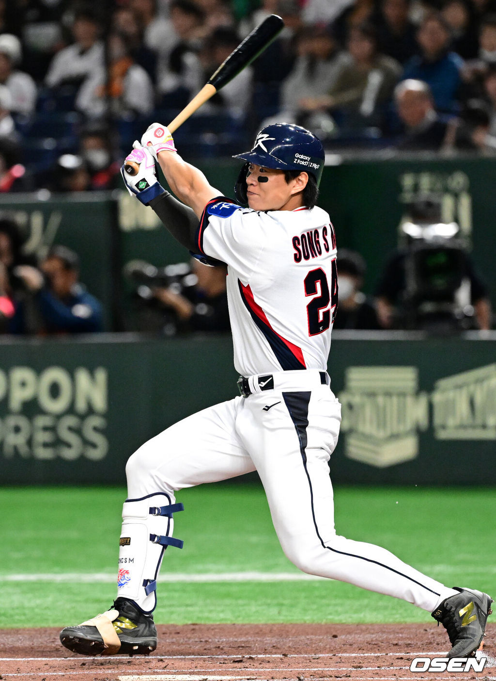 16일 오후 일본 도쿄돔에서  ‘2025 NAVER K-BASEBALL SERIES’ 대한민국과 일본의 2차전 경기가 열렸다.한국은 정우주, 일본은 카네마루 유메토를 선발투수로 내세웠다.1회말 2사에서 대한민국 송성문이 내야안타를 치고 있다. 2025.11.16 /cej@osen.co.kr