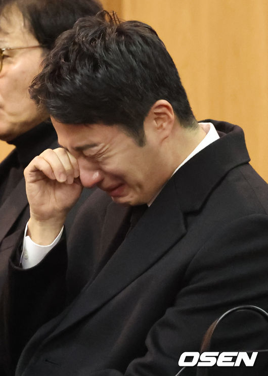 故 이순재의 영결식과 및 발인이 27일 오전 서울 송파구 서울아산병원 장례식장에서 엄수됐다.  영결식은 배우 정보석이 사회를 맡고 배우 김영철과 하지원이 추도사를 맡아 의미를 더했다. 특히 정보석은 레전드 시트콤으로 회자되는 '거침없이 하이킥'에서 이순재의 극 중 사위로 등장했고, 하지원은 이순재의 연극 무대들을 챙겨보며 팬클럽 회장을 자처했던 터. 고인의 발자취를 함께 해온 후배 연기자들의 추모가 의미를 더했다.  배우 정일우가 영결식에 참석해 눈물을 흘리고 있다. 2025.11.27/cej@osen.co.kr