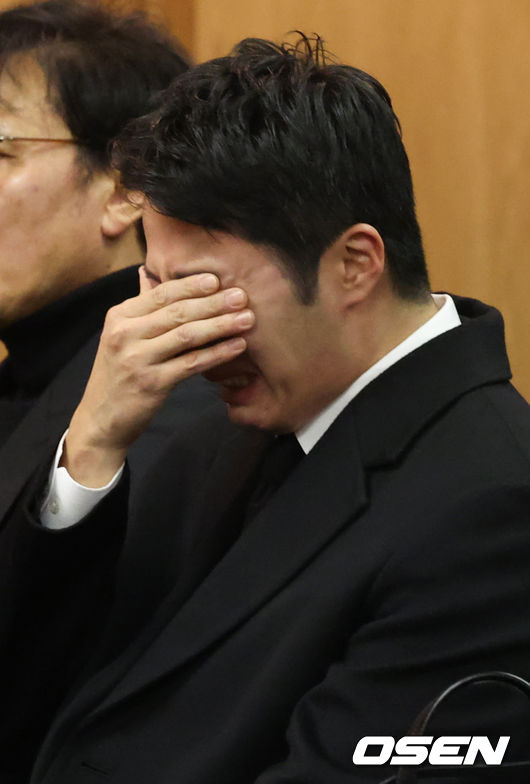 故 이순재의 영결식과 및 발인이 27일 오전 서울 송파구 서울아산병원 장례식장에서 엄수됐다.  영결식은 배우 정보석이 사회를 맡고 배우 김영철과 하지원이 추도사를 맡아 의미를 더했다. 특히 정보석은 레전드 시트콤으로 회자되는 '거침없이 하이킥'에서 이순재의 극 중 사위로 등장했고, 하지원은 이순재의 연극 무대들을 챙겨보며 팬클럽 회장을 자처했던 터. 고인의 발자취를 함께 해온 후배 연기자들의 추모가 의미를 더했다.  배우 정일우가 영결식에 참석해 눈물을 흘리고 있다. 2025.11.27/cej@osen.co.kr