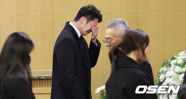 故 이순재의 영결식과 및 발인이 27일 오전 서울 송파구 서울아산병원 장례식장에서 엄수됐다.  영결식은 배우 정보석이 사회를 맡고 배우 김영철과 하지원이 추도사를 맡아 의미를 더했다. 특히 정보석은 레전드 시트콤으로 회자되는 '거침없이 하이킥'에서 이순재의 극 중 사위로 등장했고, 하지원은 이순재의 연극 무대들을 챙겨보며 팬클럽 회장을 자처했던 터. 고인의 발자취를 함께 해온 후배 연기자들의 추모가 의미를 더했다.  배우 정일우가 영결식에 참석해 눈물을 흘리고 있다. 2025.11.27/cej@osen.co.kr