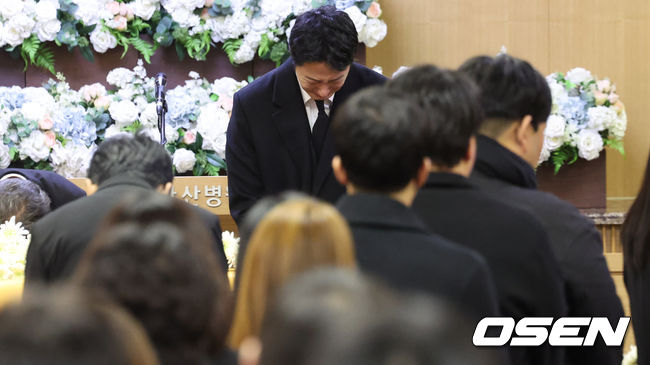 故 이순재의 영결식과 및 발인이 27일 오전 서울 송파구 서울아산병원 장례식장에서 엄수됐다.  영결식은 배우 정보석이 사회를 맡고 배우 김영철과 하지원이 추도사를 맡아 의미를 더했다. 특히 정보석은 레전드 시트콤으로 회자되는 '거침없이 하이킥'에서 이순재의 극 중 사위로 등장했고, 하지원은 이순재의 연극 무대들을 챙겨보며 팬클럽 회장을 자처했던 터. 고인의 발자취를 함께 해온 후배 연기자들의 추모가 의미를 더했다.  배우 정일우가 영결식에 참석해 눈물을 흘리고 있다. 2025.11.27/cej@osen.co.kr