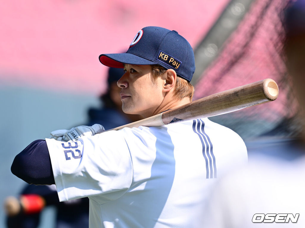 25일 오후 서울 잠실야구장에서 ‘2025 신한 SOL Bank KBO리그’ 두산 베어스와 롯데 자이언츠의 경기가 열렸다.홈팀 두산은 최원준, 원정팀 롯데는 데이비슨을 선발로 내세웠다. 경기 시작에 앞서 두산 김재환이 훈련을 하고 있다.  2025.04.25/ ksl0919@osen.co.kr