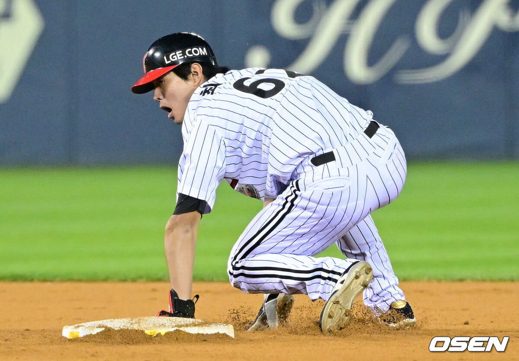 11일 서울 잠실야구장에서 ‘2024 신한 SOL뱅크 KBO 포스트시즌’ 준플레이오프 5차전 LG 트윈스와 KT 위즈의 경기가 열렸다.LG는 임찬규, KT는 엄상백을 5차전 선발 투수로 내세웠다.8회말 2사 1루 상황 LG 문보경 타석 때 주자 최승민이 2루 도루에 성공하고 있다. 2024.10.11 / dreamer@osen.co.kr