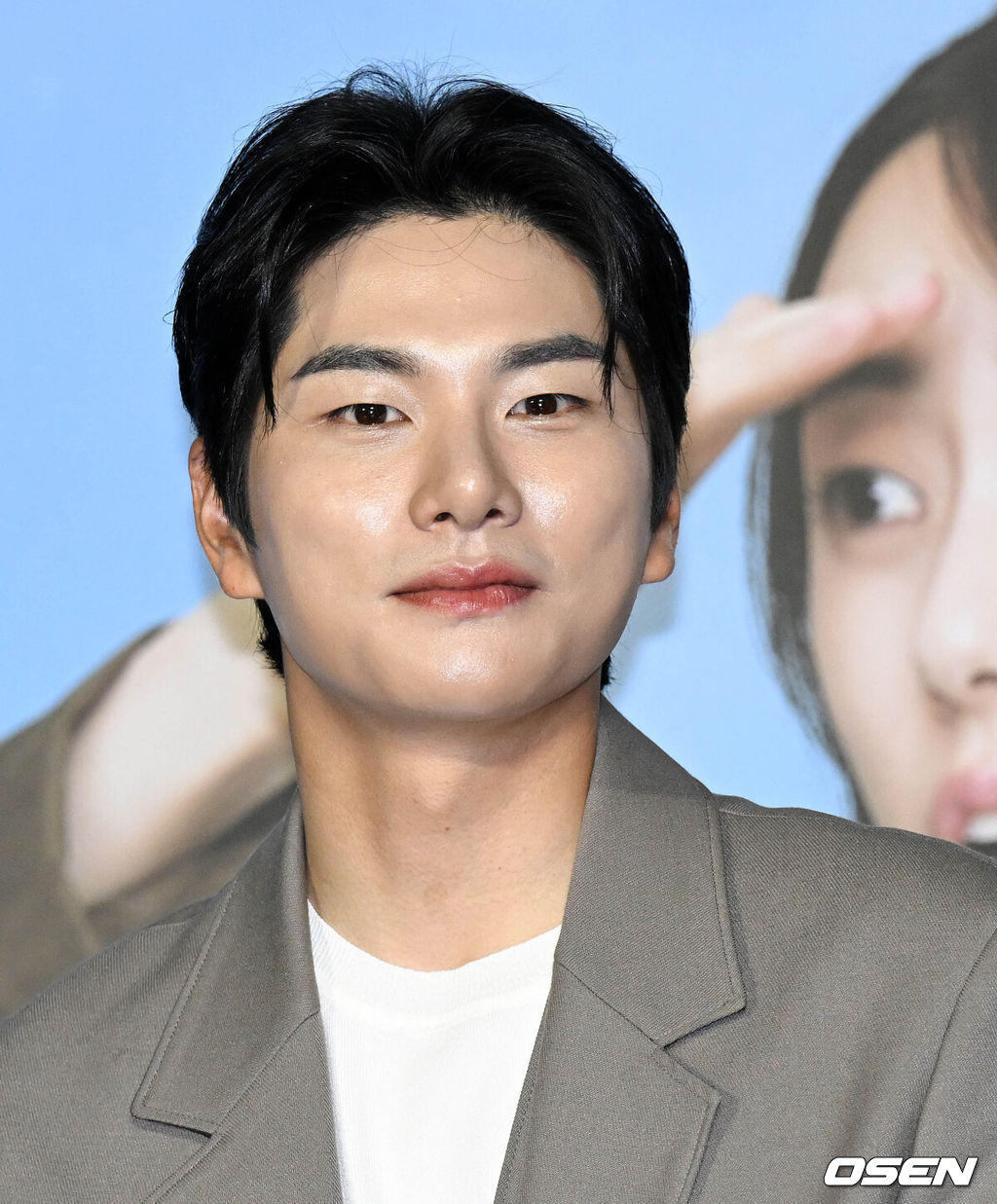 27일 오전 서울 광진구 롯데시네마 건대입구에서 영화 ‘육사오(감독 박규태)’ 제작보고회가 열렸다.배우 고경표, 이이경, 음문석, 박세완, 곽동연, 이순원, 김민호가 출연하는 ‘육사오'는 바람을 타고 군사분계선을 넘어가버린 57억 1등 로또를 둘러싼 남북 군인들간의 코믹 접선극을 담은 영화다. 오는 8월 개봉 예정.배우 이이경이 질의응답 시간을 갖고 있다. 2022.07.27 /cej@osen.co.kr 