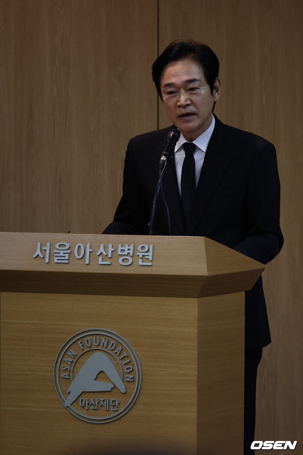 故 이순재의 영결식과 및 발인이 27일 오전 서울 송파구 서울아산병원 장례식장에서 엄수됐다.영결식은 배우 정보석이 사회를 맡고 배우 김영철과 하지원이 추도사를 맡아 의미를 더했다. 정보석은 레전드 시트콤으로 회자되는 '거침없이 하이킥'에서 이순재의 극 중 사위로 등장했고, 하지원은 이순재의 연극 무대들을 챙겨보며 팬클럽 회장을 자처했던 터. 고인의 발자취를 함께 해온 후배 연기자들의 추모가 의미를 더했다.배우 정보석이 故 이순재의 영결식에서 사회를 보고 있다. 2025.11.27/cej@osen.co.kr