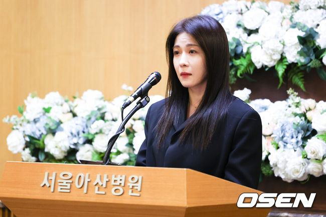 [OSEN=조은정 기자] 故 이순재의 영결식과 및 발인이 27일 오전 서울 송파구 서울아산병원 장례식장에서 엄수됐다.영결식은 배우 정보석이 사회를 맡고 배우 김영철과 하지원이 추도사를 맡아 의미를 더했다. 정보석은 레전드 시트콤으로 회자되는 '거침없이 하이킥'에서 이순재의 극 중 사위로 등장했고, 하지원은 이순재의 연극 무대들을 챙겨보며 팬클럽 회장을 자처했던 터. 고인의 발자취를 함께 해온 후배 연기자들의 추모가 의미를 더했다.배우 하지원이 영결식에서 추도사를 하고 있다. 2025.11.27/cej@osen.co.kr