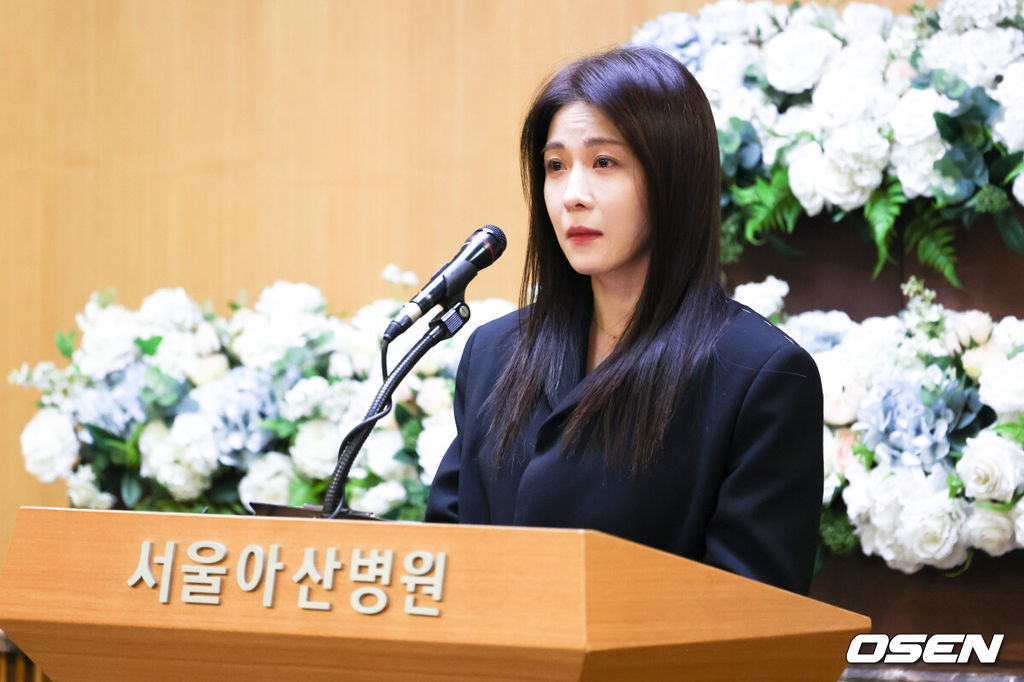 故 이순재의 영결식과 및 발인이 27일 오전 서울 송파구 서울아산병원 장례식장에서 엄수됐다.영결식은 배우 정보석이 사회를 맡고 배우 김영철과 하지원이 추도사를 맡아 의미를 더했다. 정보석은 레전드 시트콤으로 회자되는 '거침없이 하이킥'에서 이순재의 극 중 사위로 등장했고, 하지원은 이순재의 연극 무대들을 챙겨보며 팬클럽 회장을 자처했던 터. 고인의 발자취를 함께 해온 후배 연기자들의 추모가 의미를 더했다.배우 하지원이 영결식에서 추도사를 하고 있다. 2025.11.27/cej@osen.co.kr